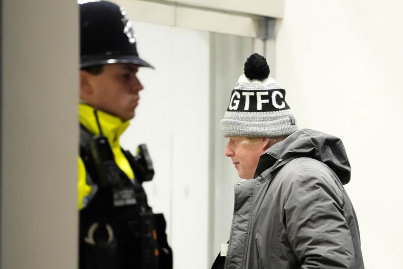 El exprimer ministro de Reino Unido, Boris Johnson, llega a una investigación por la pandemia del coronavirus, en Dorland House, Londres, el 7 de diciembre de 2023. (AP Foto/Kirsty Wigglesworth)