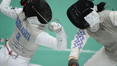 La colombiana Laura Guerra combate con la hondureña Angie Mejía en la esgrima con floretes, durante los Juegos Centroamericanos y del Caribe, el domingo 2 de julio de 2023 (AP Foto/Arnulfo Franco)