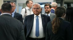 ARCHIVO - El senador demócrata Bob Menéndez, de Nueva Jersey, llega al Capitolio en Washington, 6 de setiembre de 2023. Menéndez y su esposa han sido acusados de aceptar sobornos, anunciaron fiscales federales el viernes 22 de setiembre de 2023. (AP Foto/Mark Schiefelbein, File)