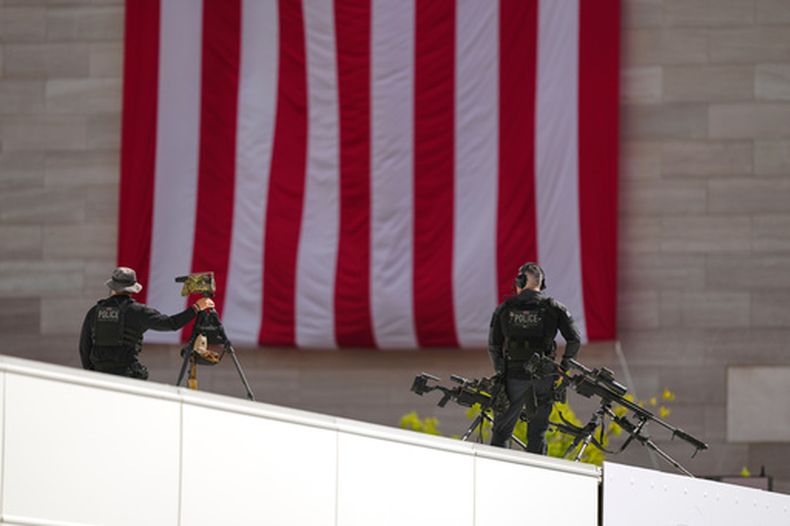 Miembros del Servicio Secreto de Estados Unidos vigilan durante la carrera de autos IndyCar Freedom 250 Grand Prix, el domingo 23 de agosto de 2026, en Washington. (AP Foto/Julia Demaree Nikhinson)