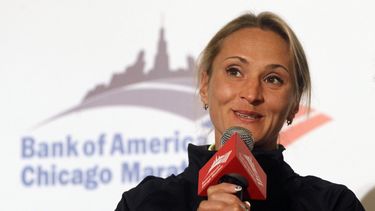 americateve | ARCHIVO - En imagen del 5 de octubre de 2012, la atleta rusa Lilya Shobukhova responde preguntas en una conferencia de prensa de corredores de elite en el Marat&oacute;n de Chicago. Mientras el deporte ruso enfrenta acusaciones de corrupci&oacute;n y dopa