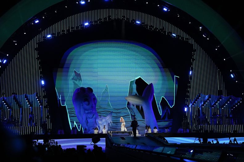 Karol G durante un concierto de su gira Mañana será bonito en el Estadio Azteca de la Ciudad de México el jueves 8 de febrero de 2024. (Foto AP/Eduardo Verdugo)