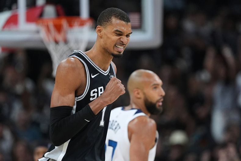 El francés Victor Wembanyama, de los Spurs de San Antonio, festeja durante el quinto partido de las semifinales de la Conferencia Oeste ante los Timberwolves de Minnesota, el martes 12 de mayo de 2026 (AP Foto/Eric Gay)
