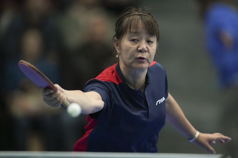 La chilena Zhiying Zeng devuelve en el duelo ante la estadounidense Lily Ann Zhang de los Juegos Panamericanos en Santiago, Chile, el martes 31 de octubre de 2023. (AP Foto/Dolores Ochoa)