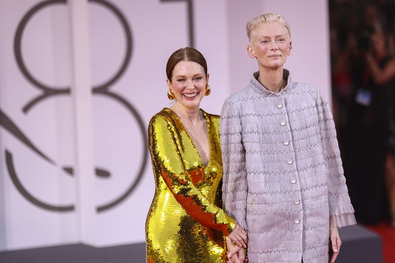 Julianne Moore, izquierda, y Tilda Swinton posan a su llegada para el estreno de la película The Room Next Door durante la 81ª edición del Festival de Cine de Venecia en Venecia, Italia, el lunes 2 de septiembre de 2024. (Foto Vianney Le Caer/Invision/AP)