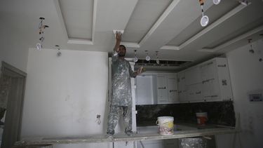 Un hombre trabaja en el interior de una casa de lujo en Kabul, Afganistán, el 23 de septiembre de 2024. (AP Foto/Siddiqullah Alizai)