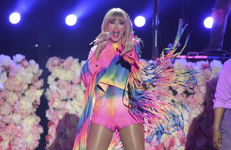 ESP-MUS_TAYLOR_SWIFT-SCOOTER_BRAUN-0.jpg