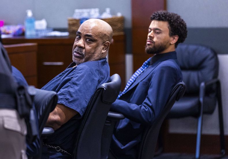 Duane Davis mira hacia atrás durante una audiencia sobre reclamos de mala conducta del jurado en su caso de agresión en prisión en el Centro de Justicia Regional el miércoles 2 de julio de 2025, en Las Vegas. (L.E. Baskow/Las Vegas Review-Journal via AP, Pool)