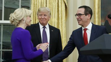 Trump asiste a boda del secretario del Tesoro