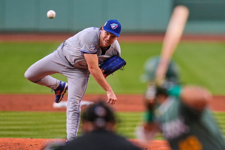 El lanzador abridor de los Blue Jays de Toronto, Trey Yesavage, realiza un lanzamiento durante la primera entrada de un partido de béisbol contra los Red Sox de Boston, el viernes 24 de julio de 2026, en Boston. (Foto AP/Charles Krupa)