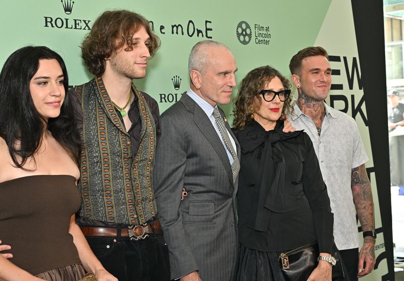 Lena Christakis, de izquierda a derecha, Ronan Day-Lewis, Daniel Day-Lewis, Rebecca Miller y Gabriel-Kane Day-Lewis asisten al estreno de Anemone en Alice Tully Hall durante el 63º Festival de Cine de Nueva York, el domingo 28 de septiembre de 2025, en Nueva York. (Foto Evan Agostini/Invision/AP)
