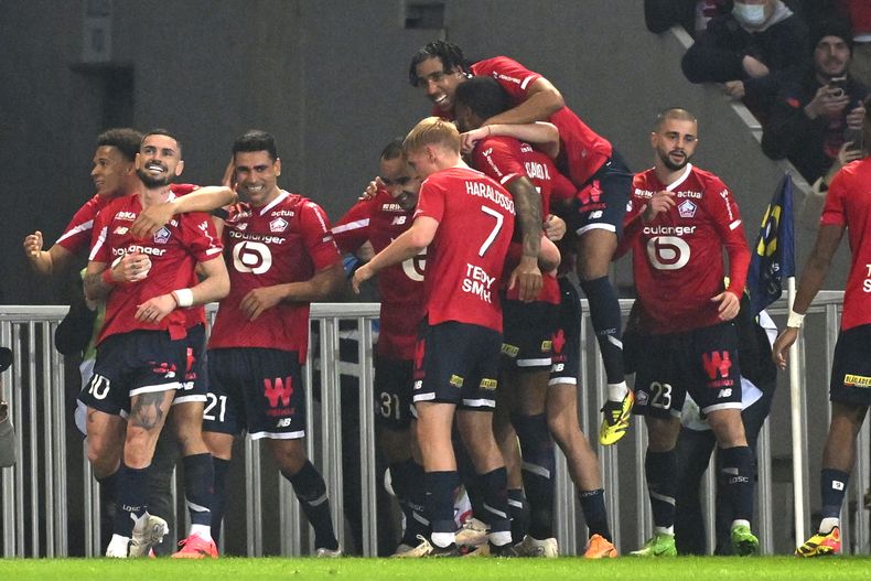 Los jugadores de Lille celebran después de que Remy Cabella marcada el segundo tanto de su equipo durante del partido de fútbol de la Liga 1 entre Lille y Marsella en el estadio Pierre Mauroy, en Villeneuve dAscq, al norte de Francia, el viernes 5 de abril de 2024. (AP Foto/Matthieu Mirville)