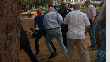 asi comenzo todo: castristas y anticastristas pelean frente a la embajada de cuba en panama