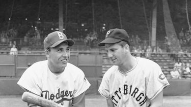 americateve | Los jugadores de b&eacute;isbol Gil Hodges, izquierda, y Ralph Kiner, posan para una foto el 23 de julio de 1951. Kiner, miembro del Sal&oacute;n de la Fama, falleic&oacute; el 6 de febrero de 2014, a los 91 a&ntilde;os. (AP Photo/File)