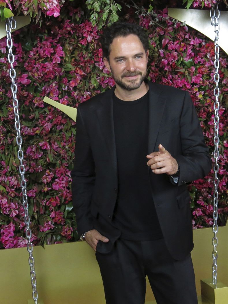 El actor Manolo Cardona posa en la alfombra roja de la película Dime lo que quieres (de verdad) en la Ciudad de México el lunes 24 de julio de 2023. (Foto AP/Berenice Bautista)