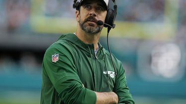 Aaron Rodgers, quarterback de los Jets de Nueva York, mira hacia arriba durante la segunda mitad del juego de la NFL en contra de los Dolphins de Miami, el domingo 17 de diciembre de 2023, en Miami Gardens, Florida. (AP Foto/Lynne Sladky)