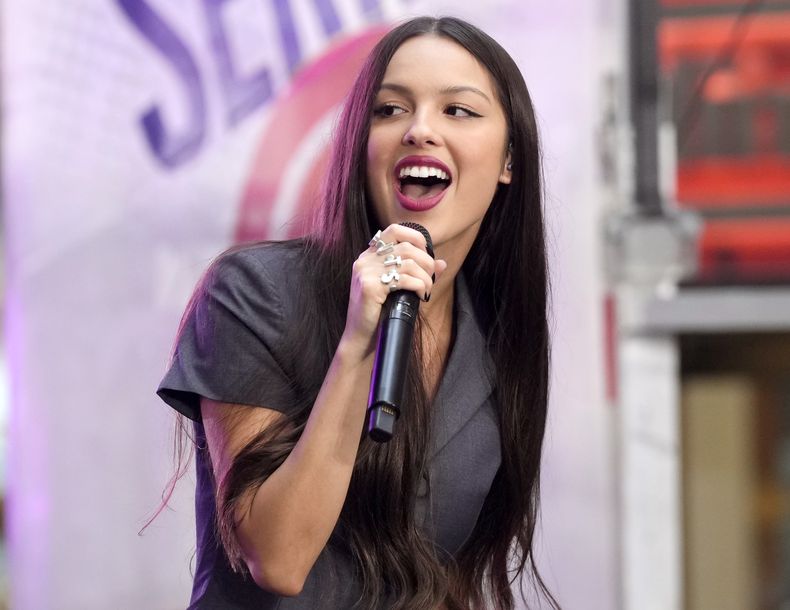 ARCHVO - Olivia Rodrigo durante su presentación en Today de NBC en la Plaza Rockefeller el viernes 8 de septiembre de 2023, en Nueva York. Rodrigo recibió seis nomianciones al Grammy el viernes 10 de noviembre de 2023. (Foto Charles Sykes/Invision/AP, archivo)