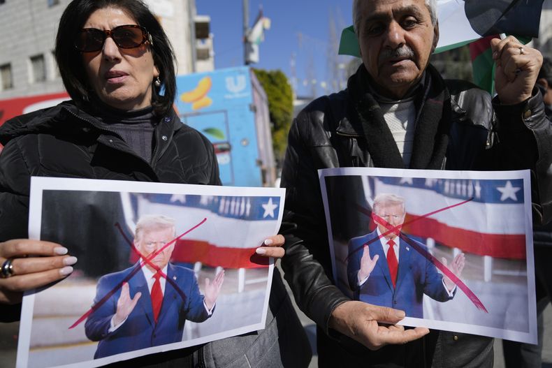 Palestinos llevan imágenes tachadas del presidente de Estados Unidos, Donald Trump, en una protesta contra sus recientes declaraciones sobre el traslado de palestinos fuera de Gaza, en la ciudad cisjordana de Ramala, el miércoles 29 de enero de 2025. (AP Foto/Nasser Nasser)