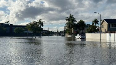 Un estanque local se desbordó e inundó un barrio residencial en Huntington Beach, California, tras una tormenta el viernes 21 de noviembre de 2025. (Foto AP/Amy Taxin)