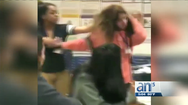 video viral: joven afroamericana golpea violentamente a su companera de clase