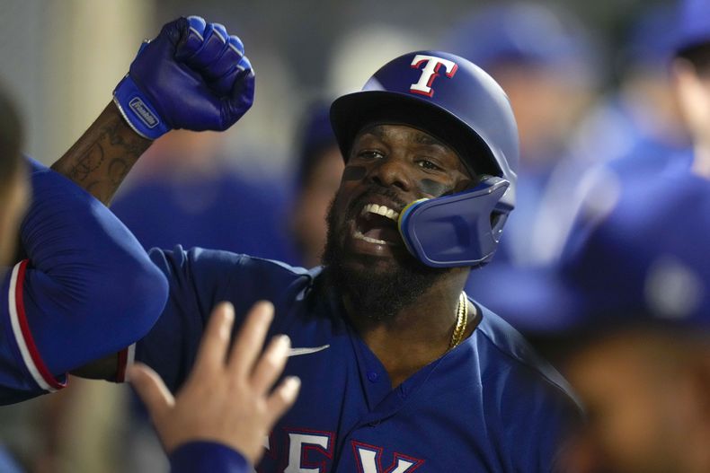 El cubano Adolis García, de los Rangers de Texas, festeja tras conectar un cuadrangular ante los Angelinos de Los Ángeles, el miércoles 27 de septiembre de 2023 (AP Foto/Jae C. Hong)