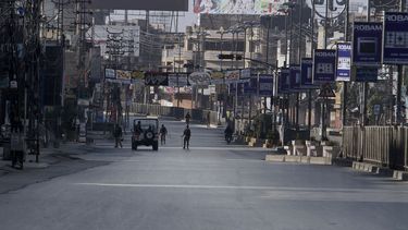 americateve | Soldados del ej&eacute;rcito paquistan&iacute; patrullan en una calle de Rawalpindi, Pakist&aacute;n, durante un toque de queda, el s&aacute;bado 16 de noviembre de 2013. El gobierno paquistan&iacute; impuso el s&aacute;bado un inusual toque de queda en l
