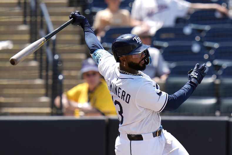 Junior Caminero de los Rays de Tampa Bay batea un sencillo ante los Mellizos de Minnesota, el miércoles 28 de mayo de 2025, en Tampa, Florida. (AP Foto/Chris OMeara)