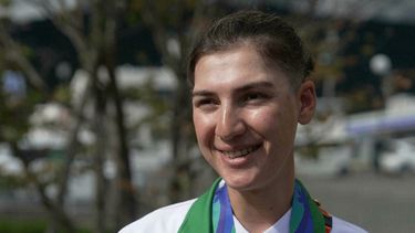 En esta imagen extraida de un video, la afgana Fariba Hashimi, quien ganó la medalla de plata en el ciclismo de ruta de los Juegos Asiáticos, charla con The Associated Press en Shinshiro, Japón, el miércoles 23 de septiembre de 2026. (SNTV vía AP)