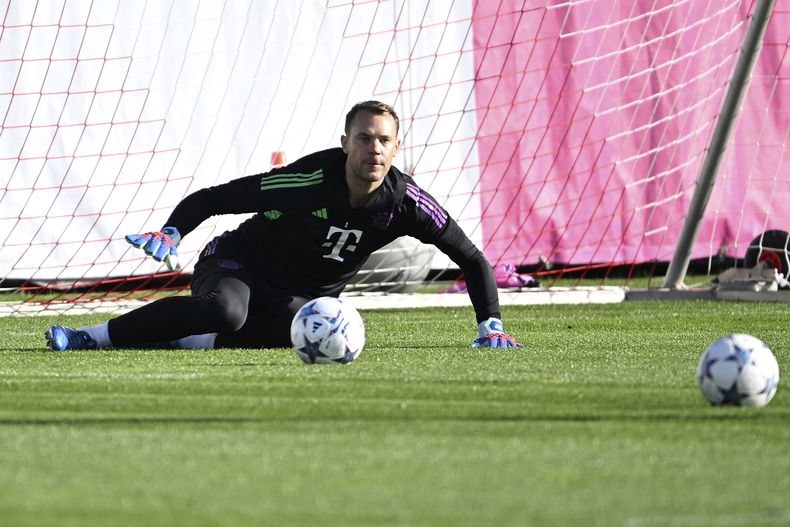 Manuel Neuer, portero del Bayern Múnich, durante una sesión de entrenamiento en Múnich, Alemania, el lunes 23 de octubre de 2023. Bayern Múnich jugó contra Galatasaray en la Liga de Campeones en Estanbul, Turquía, el martes 24. (Lennart Preiss/dpa vía AP)