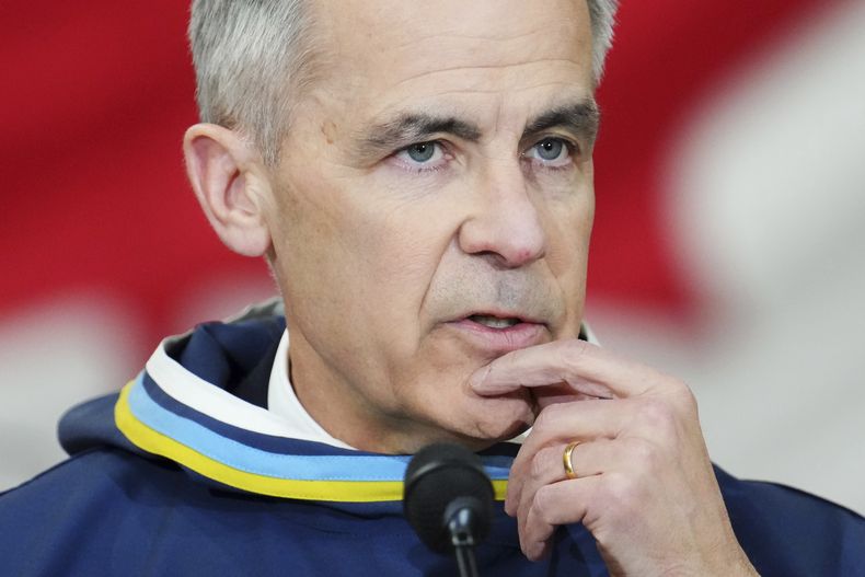 El primer ministro canadiense Mark Carney responde las preguntas de la prensa en Iqaluit, Canadá, el martes 18 de marzo de 2025. (Sean Kilpatrick/The Canadian Press via AP)