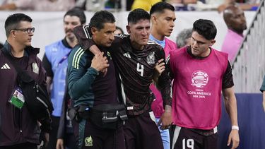 El volante mexicano Edson Álvarez (centro) se retira lesionado durante el partido contra Jamaica por el Grupo B de la Copa América, el sábado 22 de junio de 2024, en Houston. (AP Foto/Kevin M. Cox)