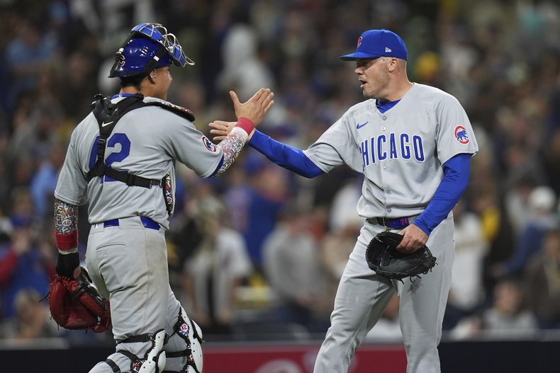 Caleb Thielbar, relevista de los Cachorros de Chicago, festeja con el catcher panameño Miguel Amaya, tras vencer a los Padres de San Diego, el martes 15 de abril de 2025 (AP Foto/Gregory Bull)