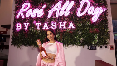 natti natasha deslumbrante en la inauguracion de su restaurante en miami beach