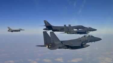 En esta imagen proporcionada por el Ministerio surcoreano de Defensa, el bombardero estadounidense B-1B, arriba y segundo por la izquierda, cazas F-16 y dos F-15 surcoreanos, abajo a la derecha, vuelan sobre la península coreana durante una maniobra conjunta de Corea del Sur y Estados Unidos, el jueves 20 de febrero de 2025. (Ministerio de Defensa de Corea del Sur via AP)