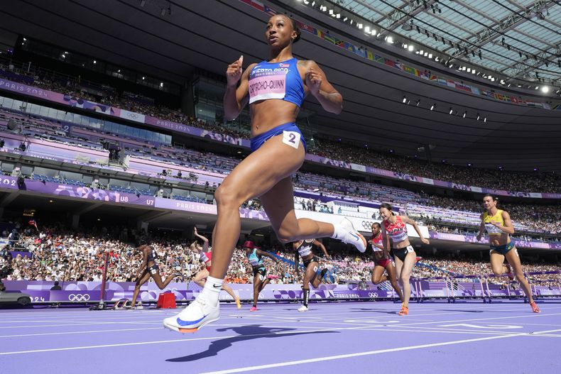 Jasmine Camacho-Quinn, de Puerto Rico, cruza la línea final en los 100 metros con vallas de los Juegos Olimpicos de París el miércoles 7 de agosto del 2024, en Saint-Denis, Francia. (AP Foto/David J. Phillip)