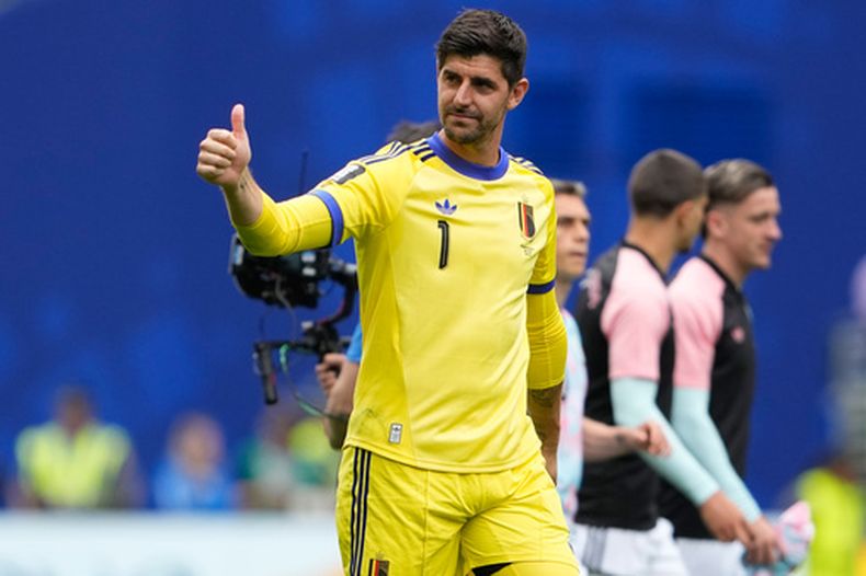 El arquero belga Thibaut Courtois saluda tras la victoria ante Senegal en los 16vos de final del Mundial, el miércoles 1 de julio de 2026, en Seattle. (AP Foto/Lindsey Wasson)