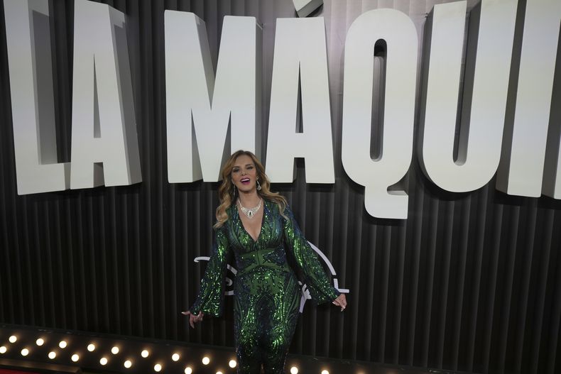 La actriz mexicana Lucia Méndez posa para una fotografía en el estreno de La Máquina en la Ciudad de México, el martes 8 de octubre de 2024. (Foto AP/Fernando Llano)