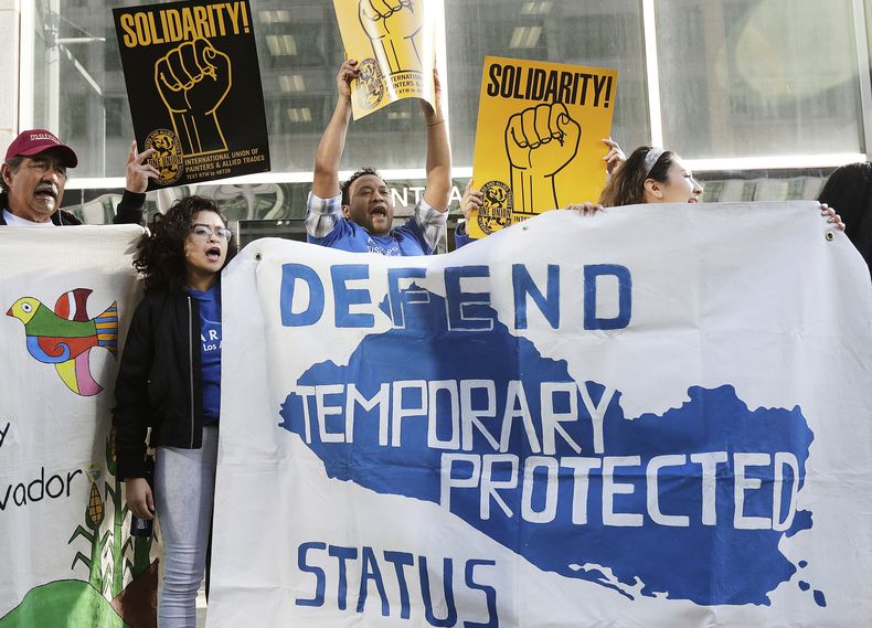 ARCHIVOS - Simpatizantes de los inmigrantes que cuentan con estatus de protección temporal en Estados Unidos sostienen letreros y vitorean en un mitin antes de una conferencia para anunciar una demanda contra el gobierno del presidente Donald Trump, con respecto a su decisión de poner fin a un programa que le permite a inmigrantes vivir y trabajar legalmente en Estados Unidos, afuera de un tribunal federal, el 12 de marzo de 2018, en San Francisco. (AP Foto/Jeff Chiu, archivo)