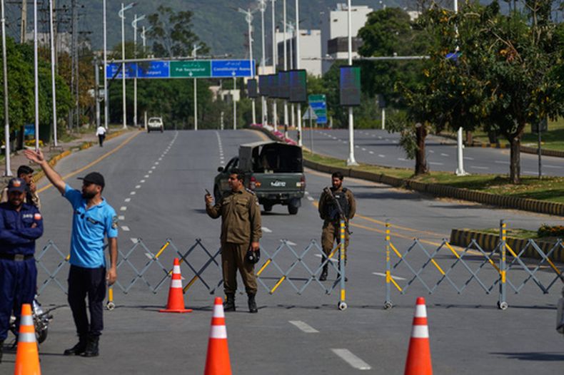 Policías montan guardia en un control de carretera antes de la segunda ronda de negociaciones entre EEUU e Irán en Islamabad, Pakistán, el martes 21 de abril de 2026. (AP Foto/Anjum Naveed)