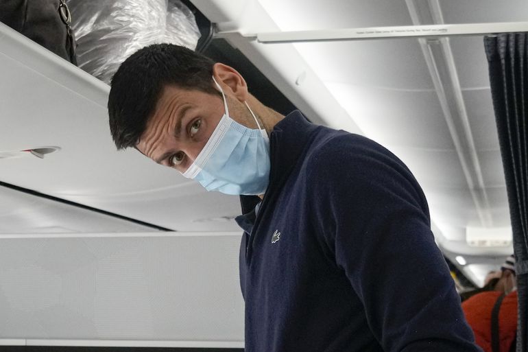 Djokovic viaja a Belgrado tras ser deportado de Australia