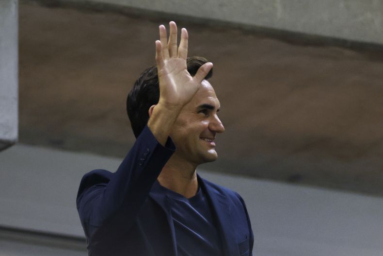 Roger Federer saluda al público durante el partido entre Aryna Sabalenka y Zheng Qinwen por los cuartos de final del Abierto de Estados Unidos, el martes 3 de septiembre de 2024, en Nueva York. (AP Foto/Adam Hunger)