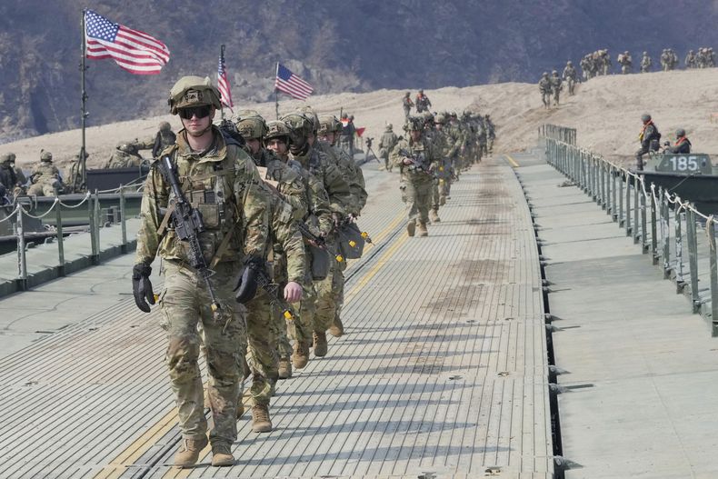 Soldados del Ejército de Estados Unidos atraviesan un puente flotante sobre el río Imjin durante un ejercicio conjunto entre Estados Unidos y Corea del Sur, el 20 de marzo de 2025, en Yeoncheon, Corea del Sur. (AP Foto/Ahn Young-joon, Archivo)