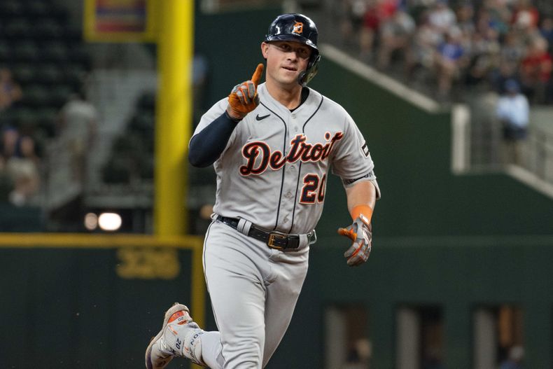 Spencer Torkelson de los Tigres de Detroit recorre las bases tras batear un jonrón ante los Rangers de Texas, el jueves 29 de junio de 2023. (AP Foto/Emil T. Lippe)