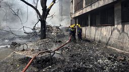 Bomberos trabajan en el lugar donde se estrelló un avión en la ciudad noroccidental de Ahmedabad, en el estado de Gujarat, India, el jueves 12 de junio de 2025. (AP Foto/Ajit Solanki)