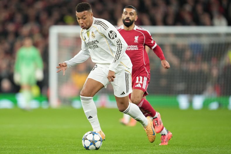 Kylian Mbappe en acción con el Real Madrid en el encuentro de la Liga de Campeones ante el Liverpool el martes 4 de noviembre del 2025. (AP Foto/Jon Super)