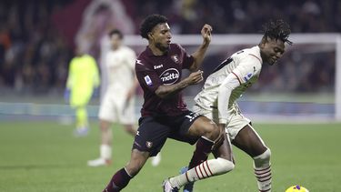 Milan pierde puntos, con empate en Salerno