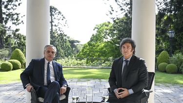 En esta fotografía publicada por la Presidencia de Argentina, el presidente electo Javier Milei, a la derecha, y el presidente de Argentina, Alberto Fernández, posan durante una reunión en la residencia de gobierno, en Buenos Aires, Argentina, el martes 21 de noviembre de 2023. (María Eugenia Cerutti/Presidencia Argentina vía AP)