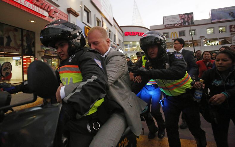 Un funcionario de una compa&ntilde;&iacute;a petrolera es ayudado a salir del sitio donde grupos opositores a la explotaci&oacute;n petrol&iacute;fera de una zona de Ecuador. El gobierno de Ecuador pidi&oacute; una disculpa al embajador de Chile y a un em
