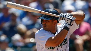 americateve | Dos de las estrellas cubanas de Grandes Ligas, el jardinero Yoenios Céspedes y el inicialista y bateador designado Kendry Morales, tienen ya nuevos equipos para la venidera temporada.