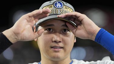Shohei Ohtani de los Dodgers de Los Ángeles celebra tras vencer a los Mets de Nueva York en el juego 6 de la Serie de Campeonato de la Liga Nacional el domingo 20 de octubre del 2024. (AP Foto/Ashley Landis)